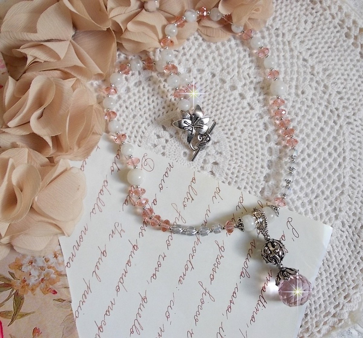 Rose Irisée hängande halsband broderat med Swarovski-kristaller, 925 silver och månstenar