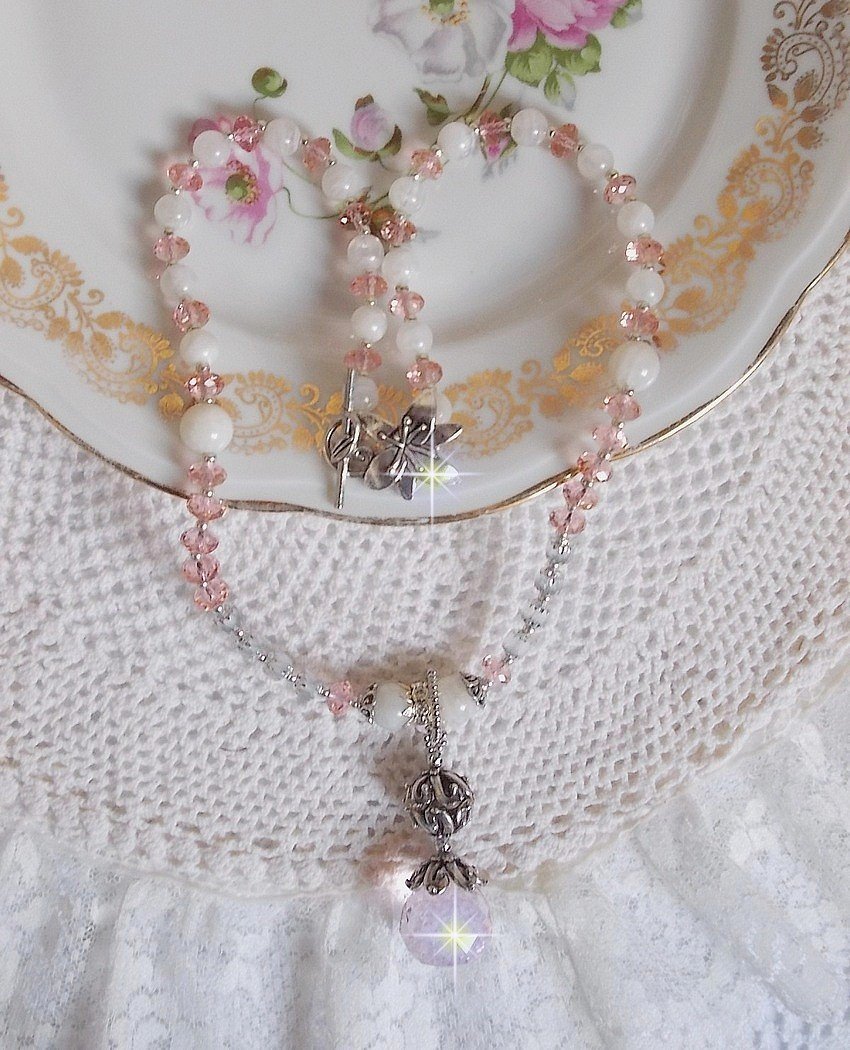 Rose Irisée hängande halsband broderat med Swarovski-kristaller, 925 silver och månstenar