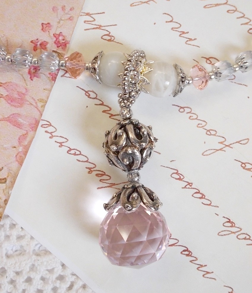 Rose Irisée hängande halsband broderat med Swarovski-kristaller, 925 silver och månstenar