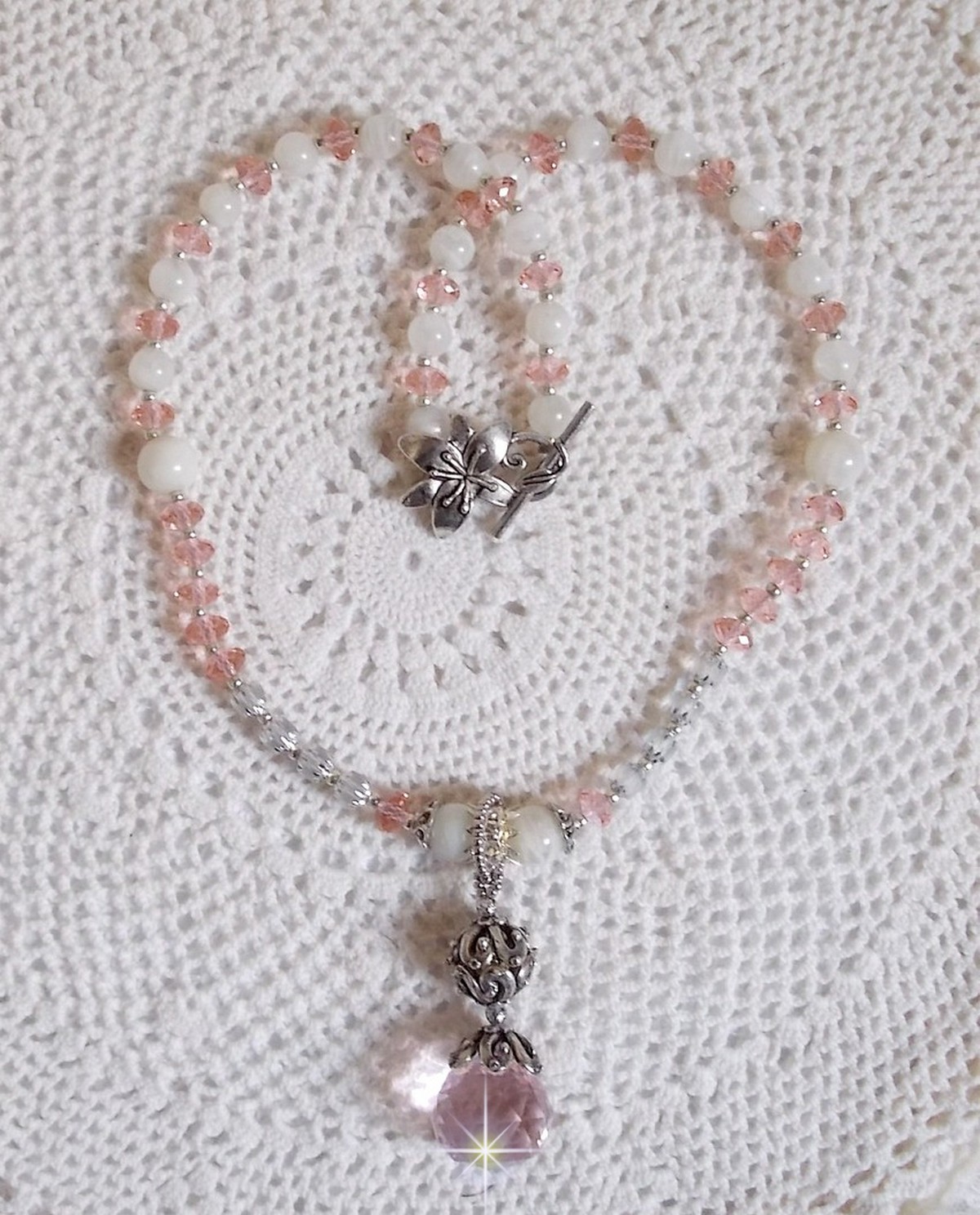 Rose Irisée hängande halsband broderat med Swarovski-kristaller, 925 silver och månstenar