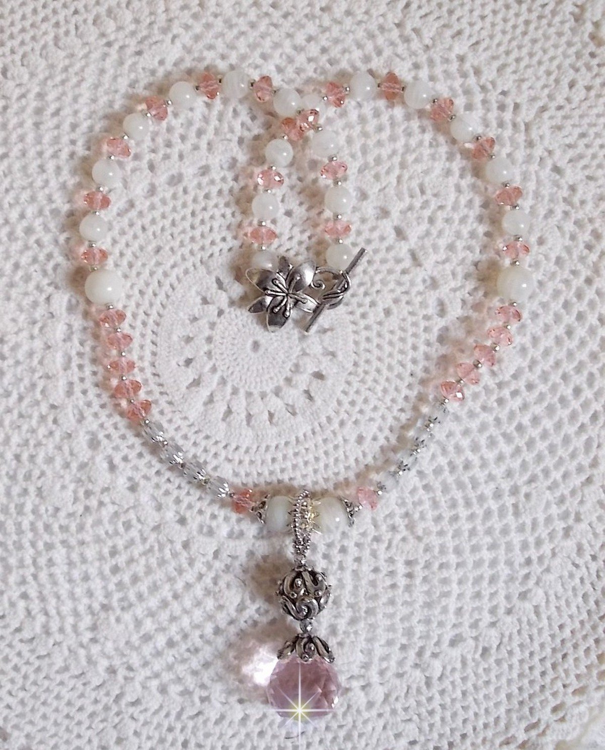 Rose Irisée hängande halsband broderat med Swarovski-kristaller, 925 silver och månstenar