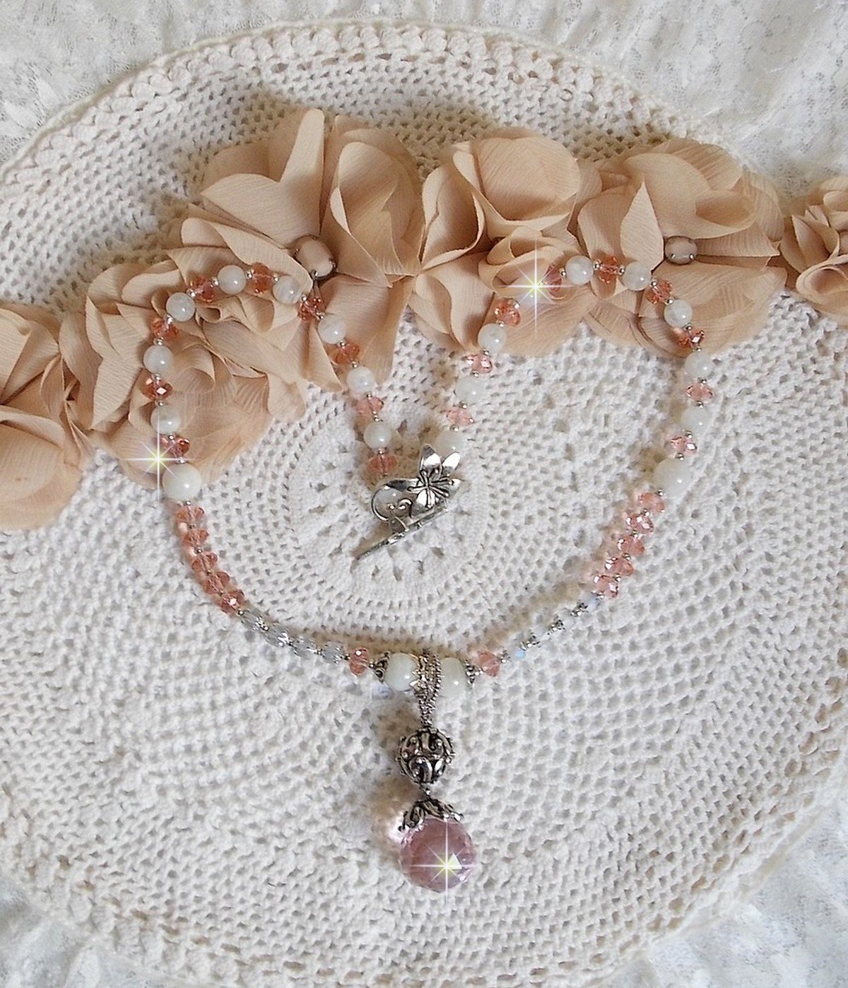 Rose Irisée hängande halsband broderat med Swarovski-kristaller, 925 silver och månstenar
