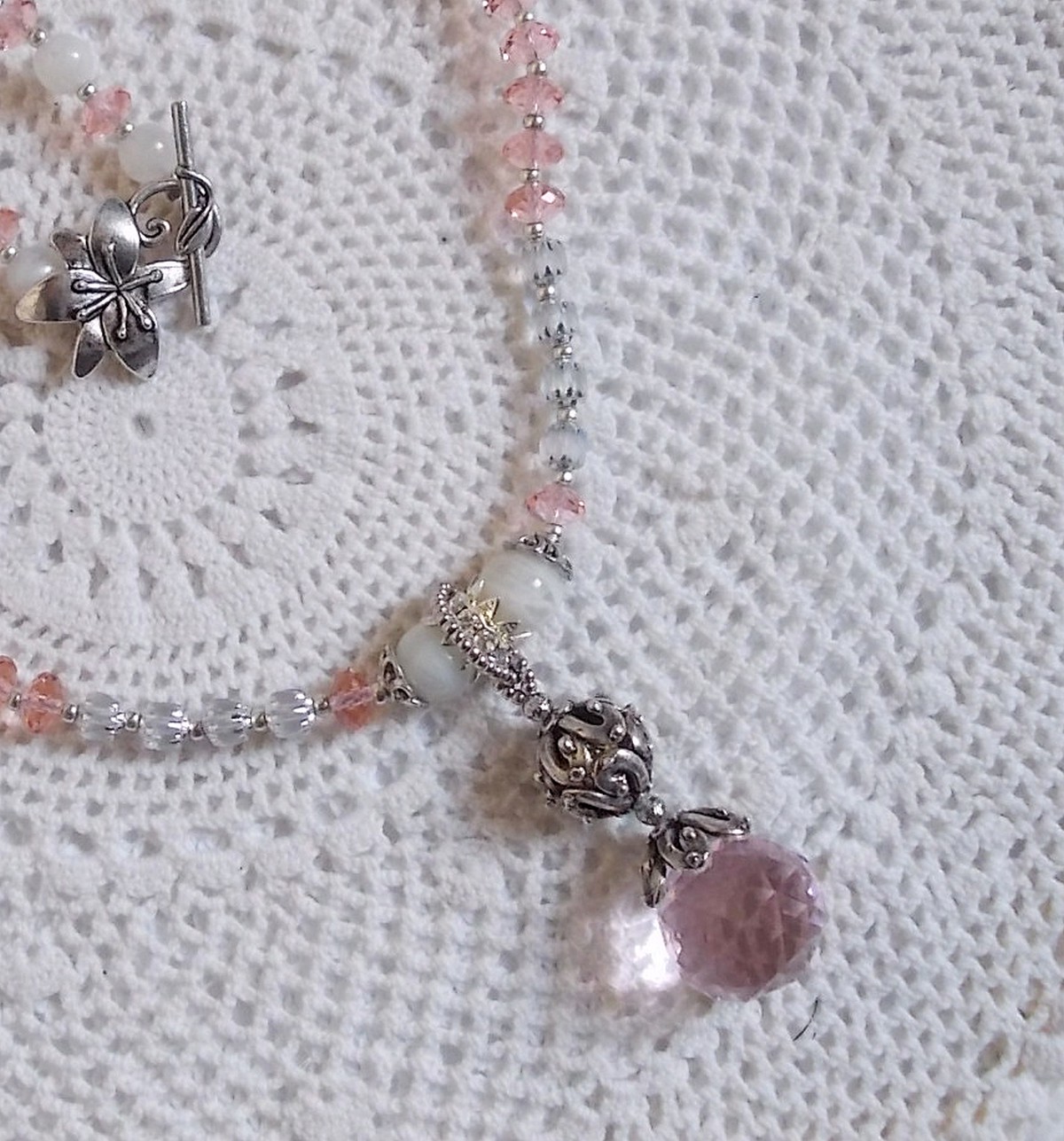 Rose Irisée hängande halsband broderat med Swarovski-kristaller, 925 silver och månstenar