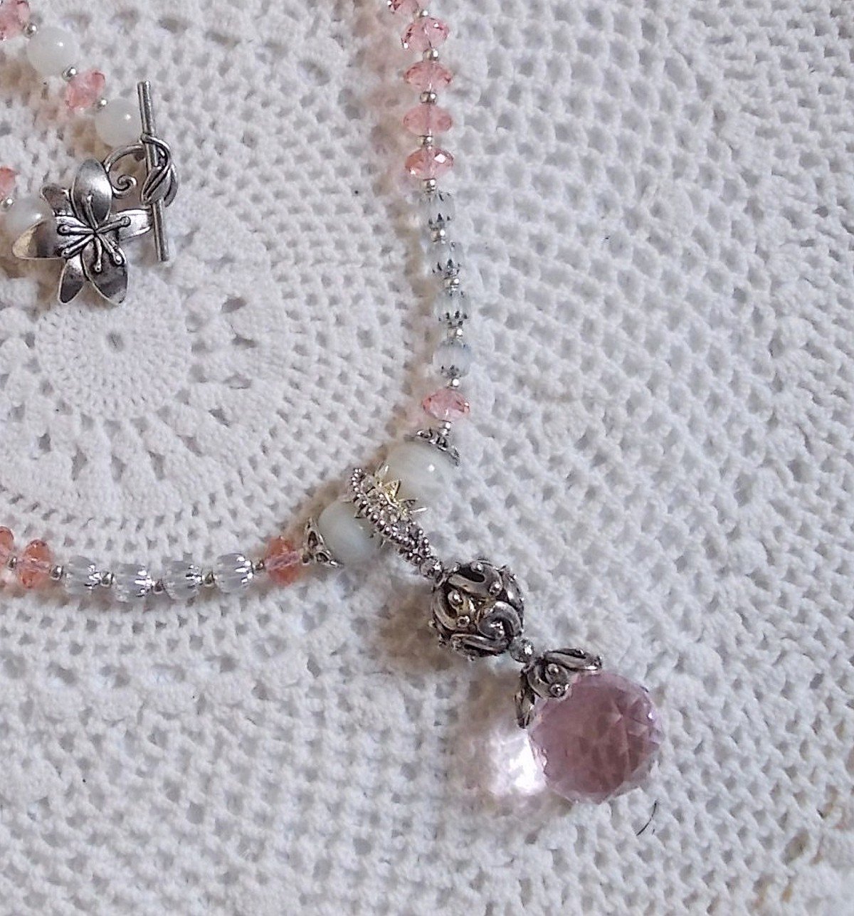 Rose Irisée hängande halsband broderat med Swarovski-kristaller, 925 silver och månstenar