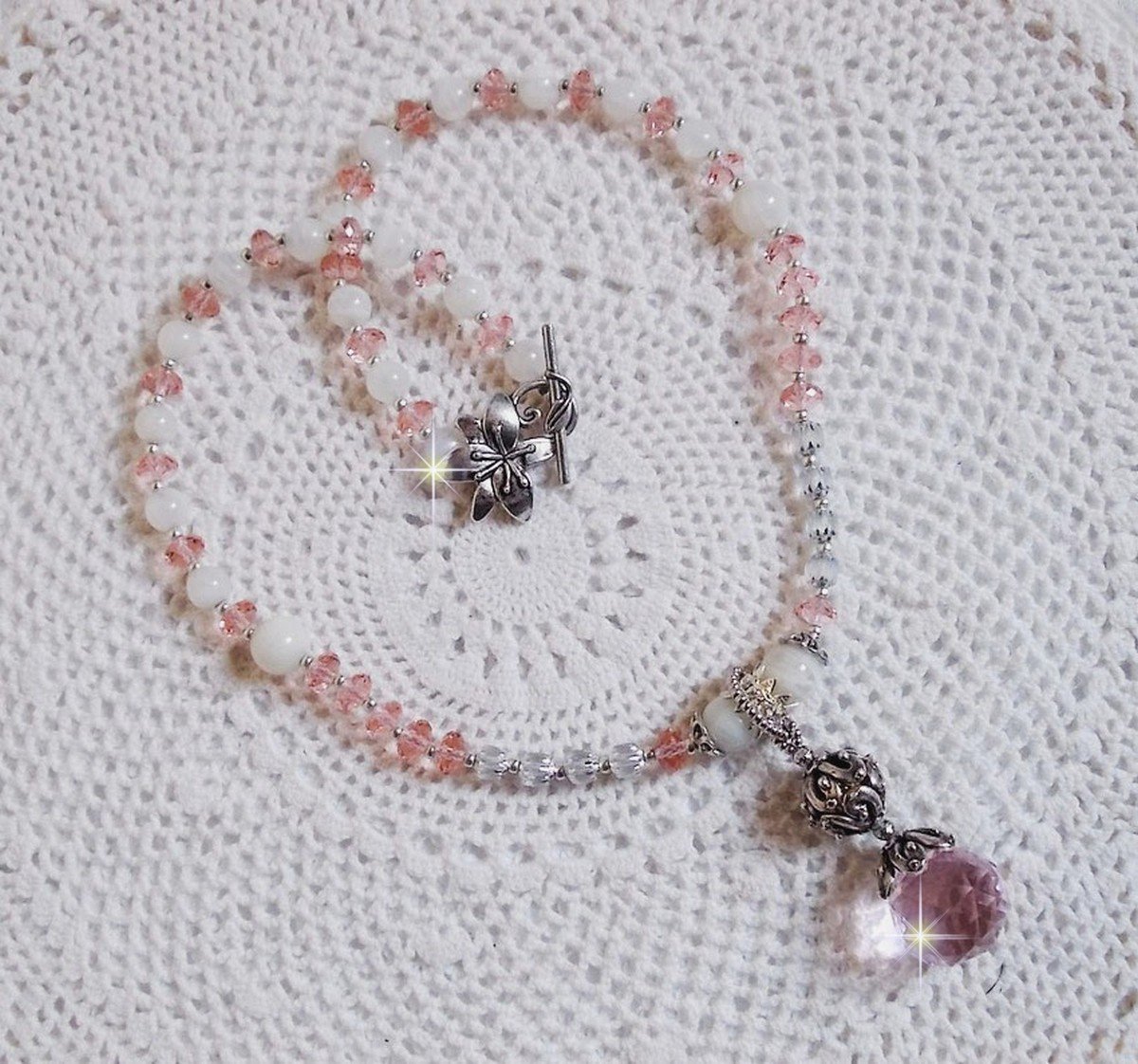 Rose Irisée hängande halsband broderat med Swarovski-kristaller, 925 silver och månstenar