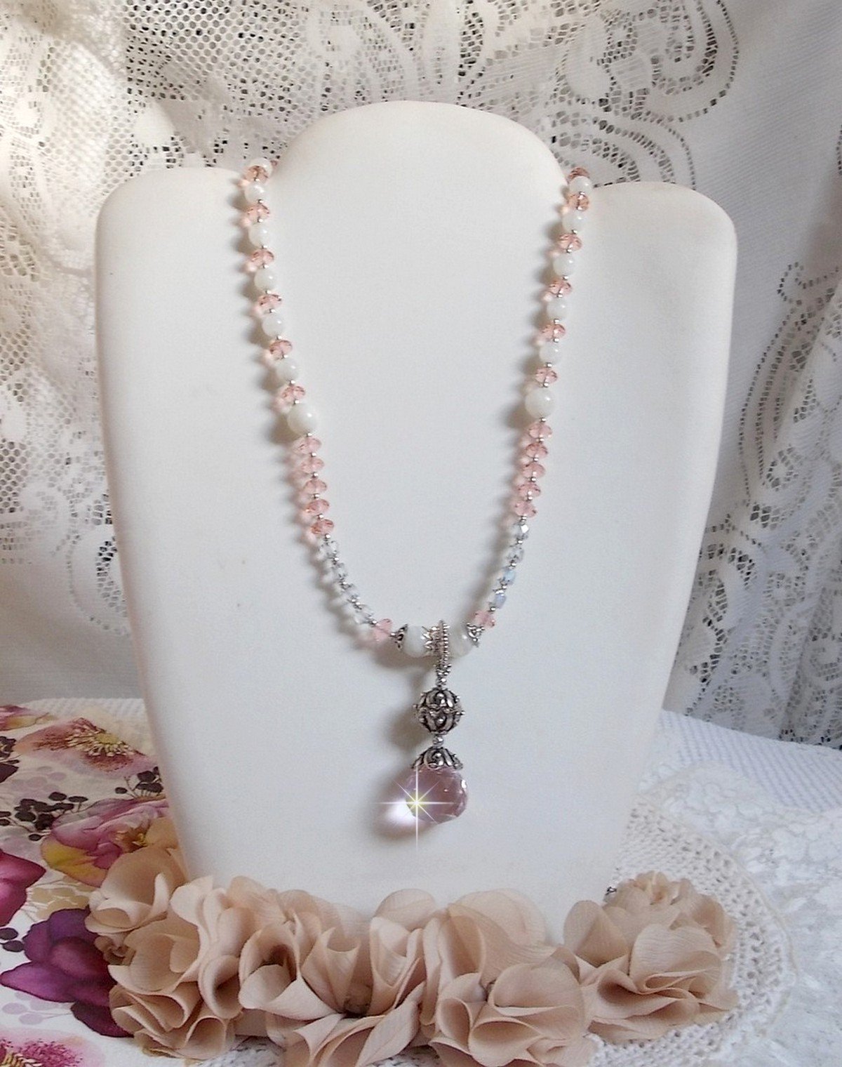 Rose Irisée hängande halsband broderat med Swarovski-kristaller, 925 silver och månstenar