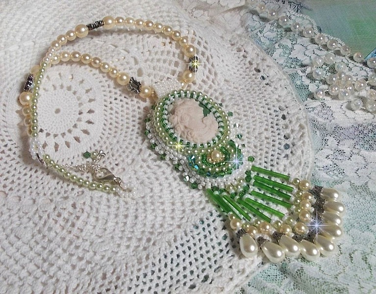 Seduction Charm h&auml;nge broderat med en harts cabochon av en kvinna med rosor, Swarovski kristaller och olika p&auml;rlor