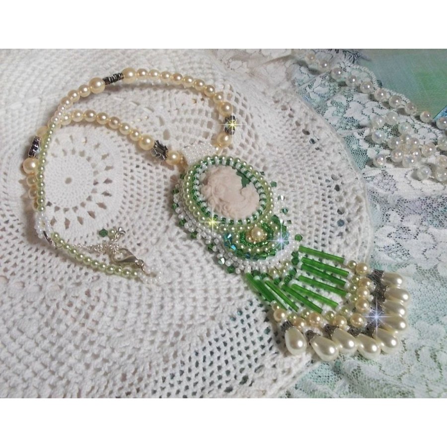 Seduction Charm hänge broderat med en harts cabochon av en kvinna med rosor, Swarovski kristaller och olika pärlor