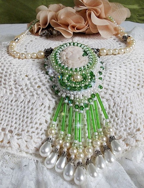 Seduction Charm h&auml;nge broderat med en harts cabochon av en kvinna med rosor, Swarovski kristaller och olika p&auml;rlor