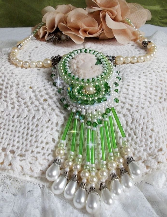 Seduction Charm hänge broderat med en harts cabochon av en kvinna med rosor, Swarovski kristaller och olika pärlor