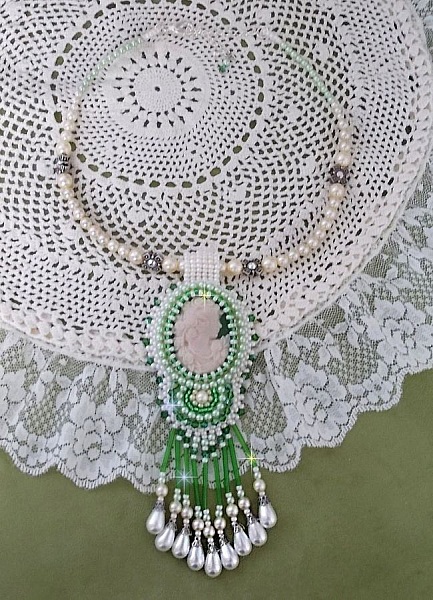 Seduction Charm h&auml;nge broderat med en harts cabochon av en kvinna med rosor, Swarovski kristaller och olika p&auml;rlor