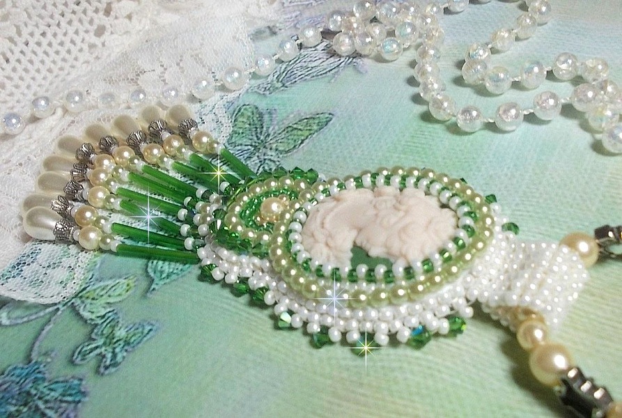 Seduction Charm h&auml;nge broderat med en harts cabochon av en kvinna med rosor, Swarovski kristaller och olika p&auml;rlor