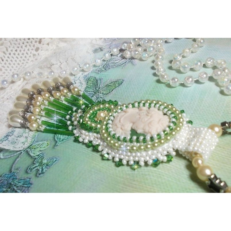 Seduction Charm hänge broderat med en harts cabochon av en kvinna med rosor, Swarovski kristaller och olika pärlor