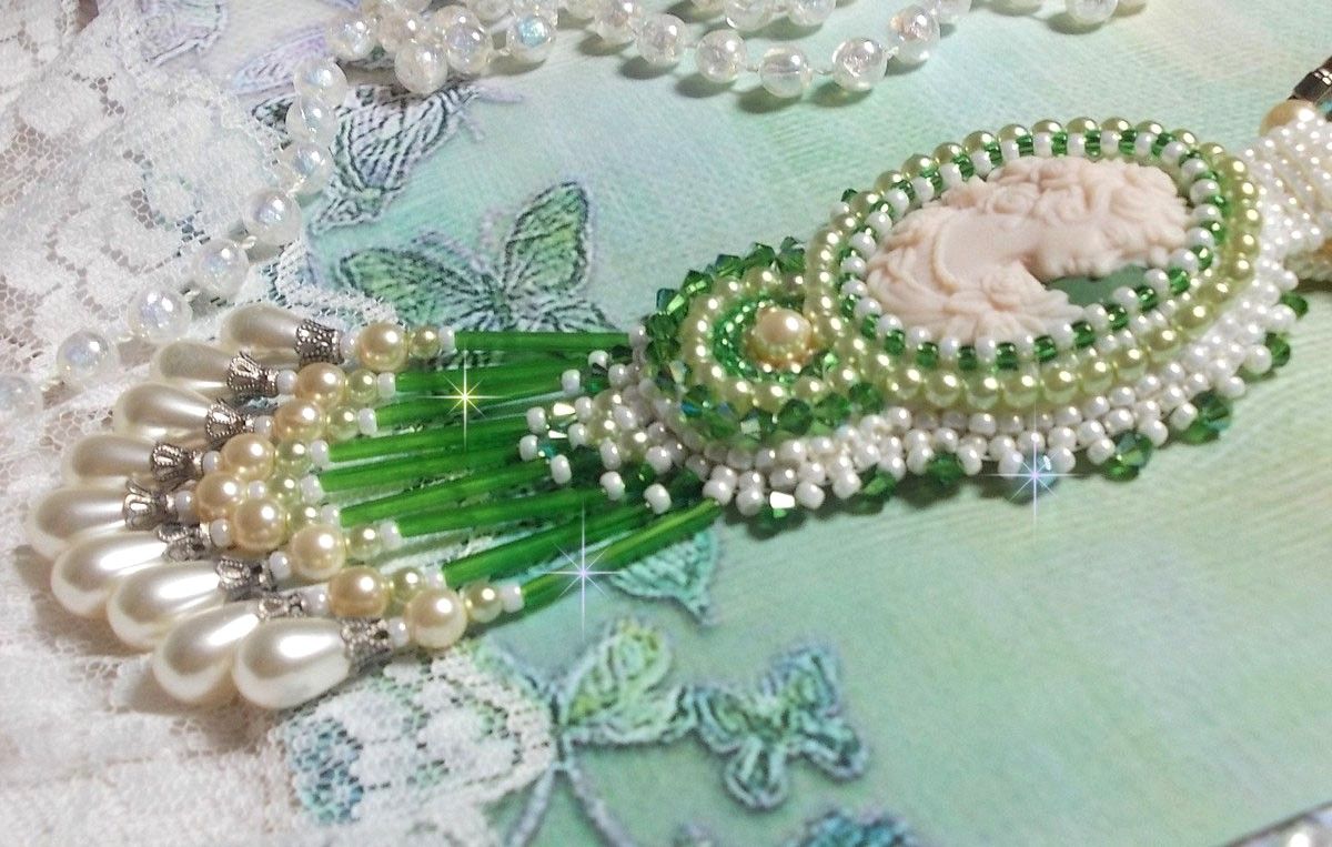 Seduction Charm hänge broderat med en harts cabochon av en kvinna med rosor, Swarovski kristaller och olika pärlor