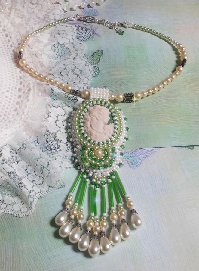 Seduction Charm hänge broderat med en harts cabochon av en kvinna med rosor, Swarovski kristaller och olika pärlor