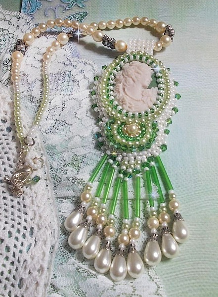 Seduction Charm h&auml;nge broderat med en harts cabochon av en kvinna med rosor, Swarovski kristaller och olika p&auml;rlor