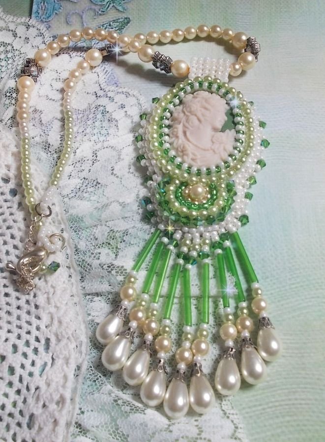 Seduction Charm hänge broderat med en harts cabochon av en kvinna med rosor, Swarovski kristaller och olika pärlor