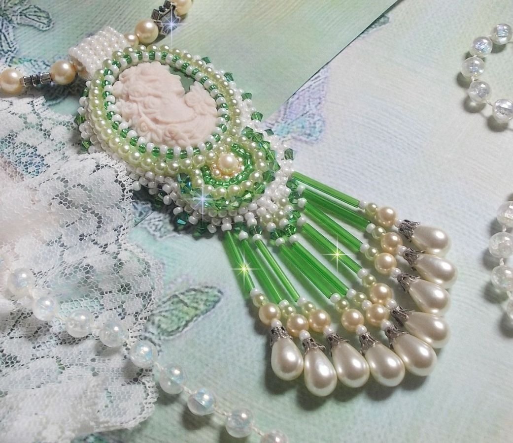 Seduction Charm hänge broderat med en harts cabochon av en kvinna med rosor, Swarovski kristaller och olika pärlor