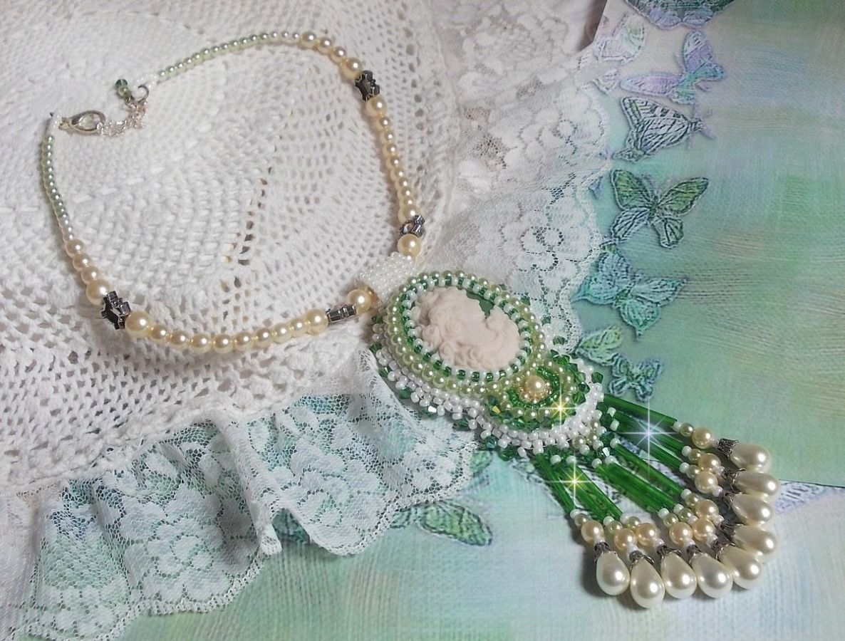 Seduction Charm hänge broderat med en harts cabochon av en kvinna med rosor, Swarovski kristaller och olika pärlor