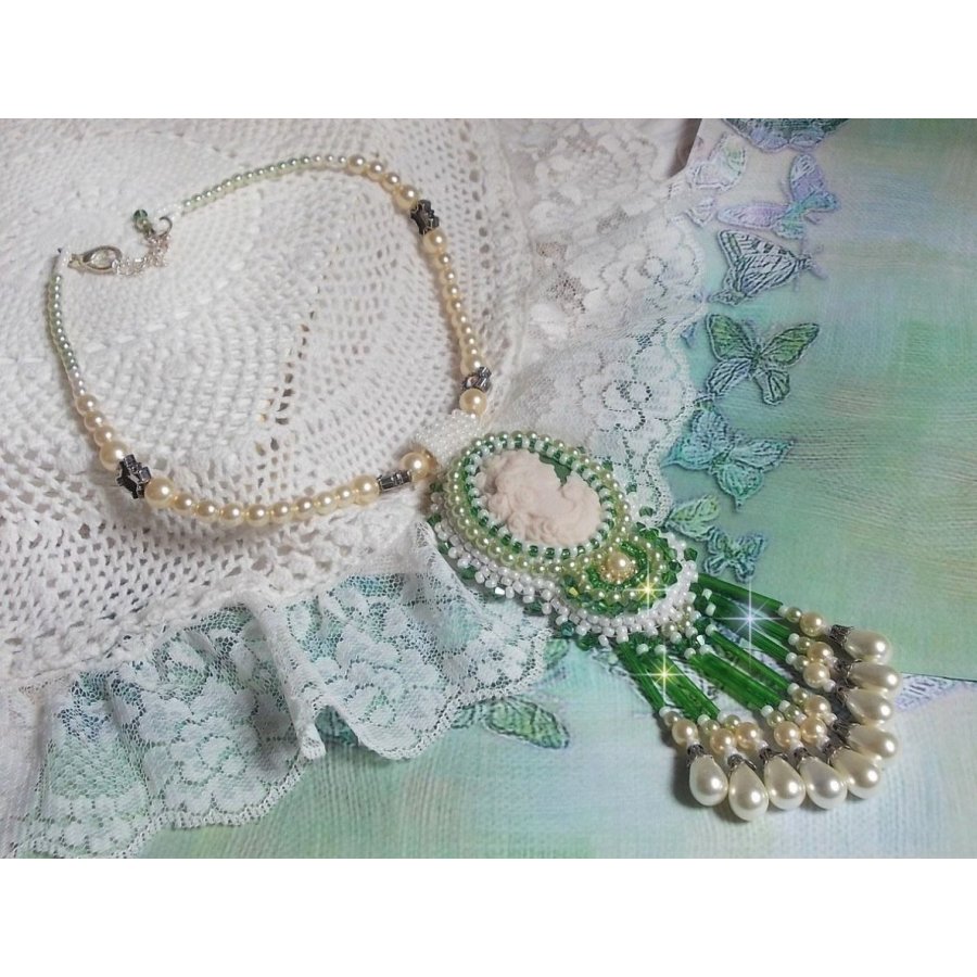Seduction Charm hänge broderat med en harts cabochon av en kvinna med rosor, Swarovski kristaller och olika pärlor