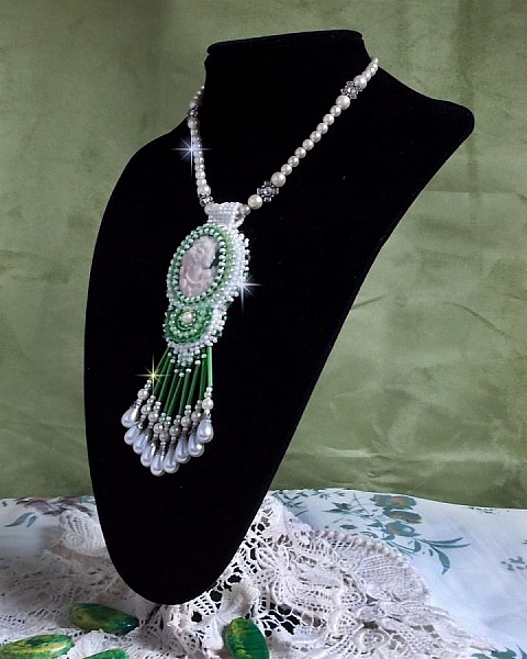 Seduction Charm h&auml;nge broderat med en harts cabochon av en kvinna med rosor, Swarovski kristaller och olika p&auml;rlor