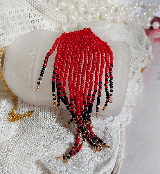 Red Swirls h&auml;nge skapat med kvalitetsfr&ouml;p&auml;rlor och en guldpl&auml;terad kedja