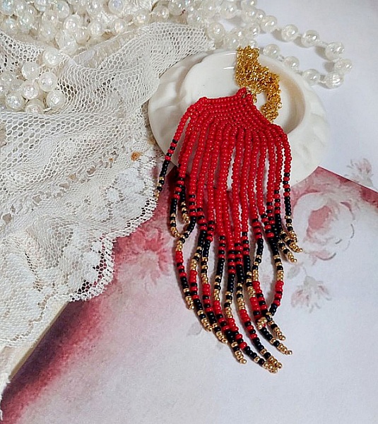 Red Swirls h&auml;nge skapat med kvalitetsfr&ouml;p&auml;rlor och en guldpl&auml;terad kedja