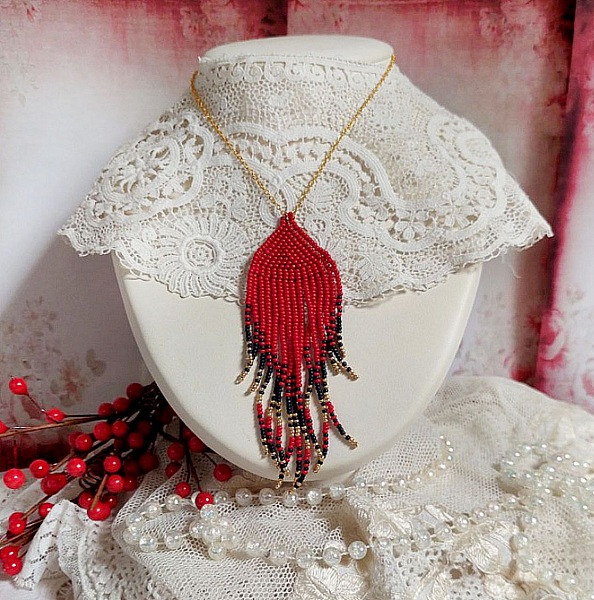 Red Swirls h&auml;nge skapat med kvalitetsfr&ouml;p&auml;rlor och en guldpl&auml;terad kedja