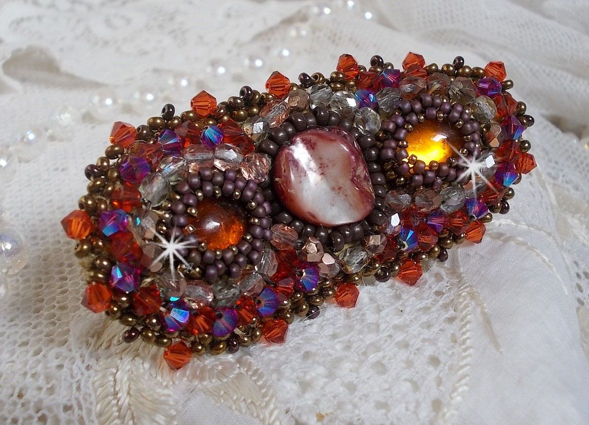 Topaz hårspänne broderat med en mahogny pärlemor cabochon, Swarovski kristaller och fröpärlor.