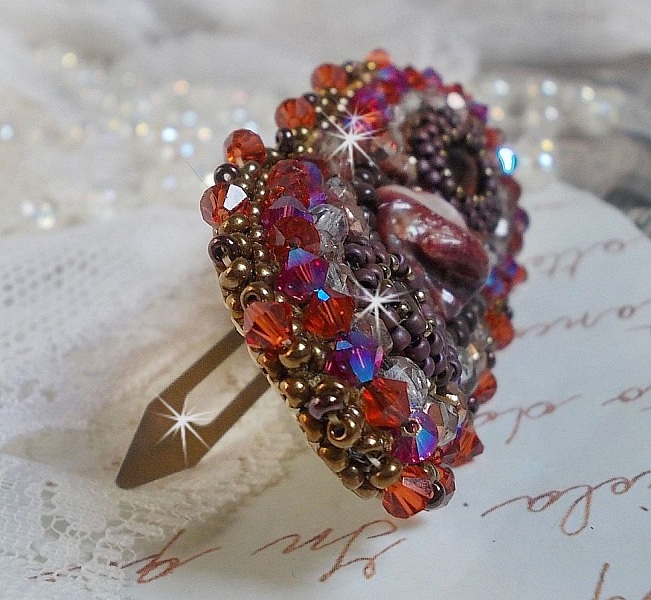 Topaz h&aring;rsp&auml;nne broderat med en mahogny p&auml;rlemor cabochon, Swarovski kristaller och fr&ouml;p&auml;rlor.