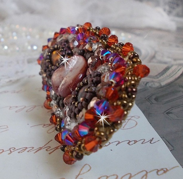 Topaz h&aring;rsp&auml;nne broderat med en mahogny p&auml;rlemor cabochon, Swarovski kristaller och fr&ouml;p&auml;rlor.