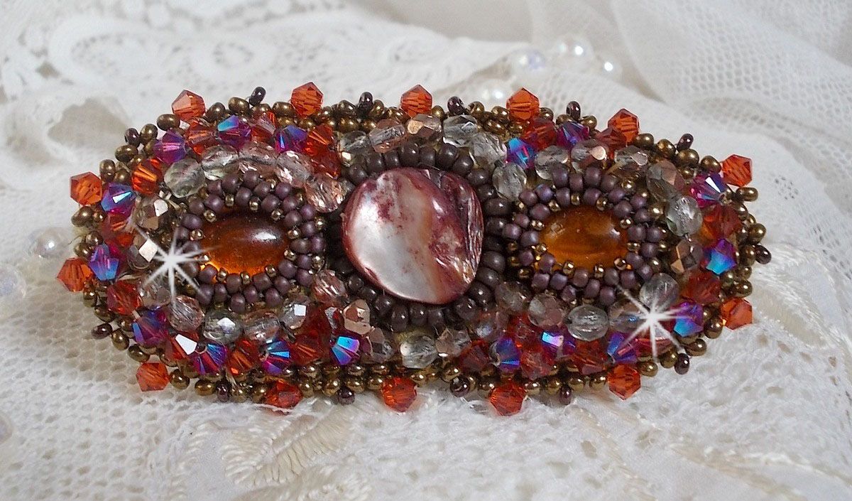 Topaz hårspänne broderat med en mahogny pärlemor cabochon, Swarovski kristaller och fröpärlor.