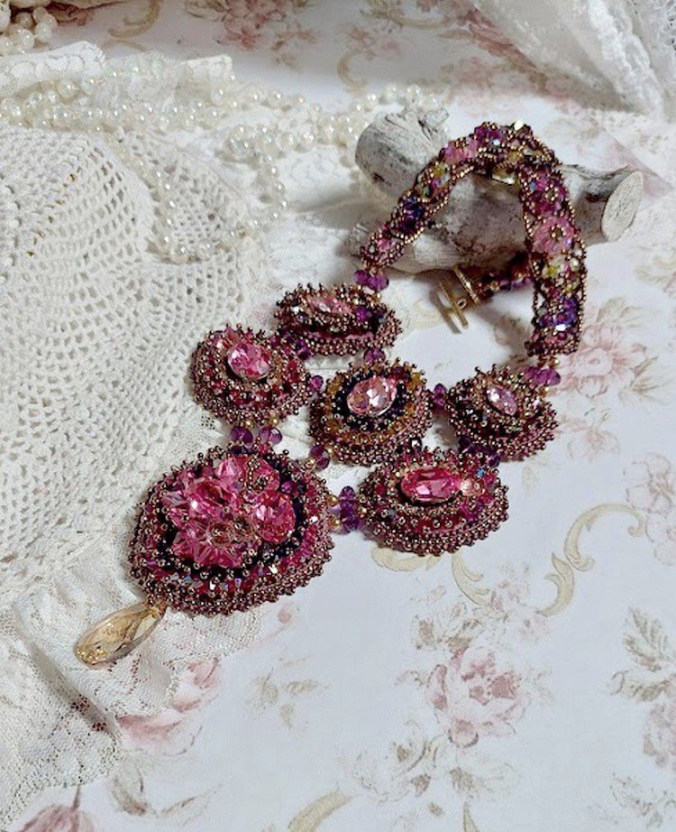 Majestic Crystal Haute-Couture halsband med cabochons, Swarovski Crystal bicones, glaspärlor och fröpärlor av hög kvalitet.