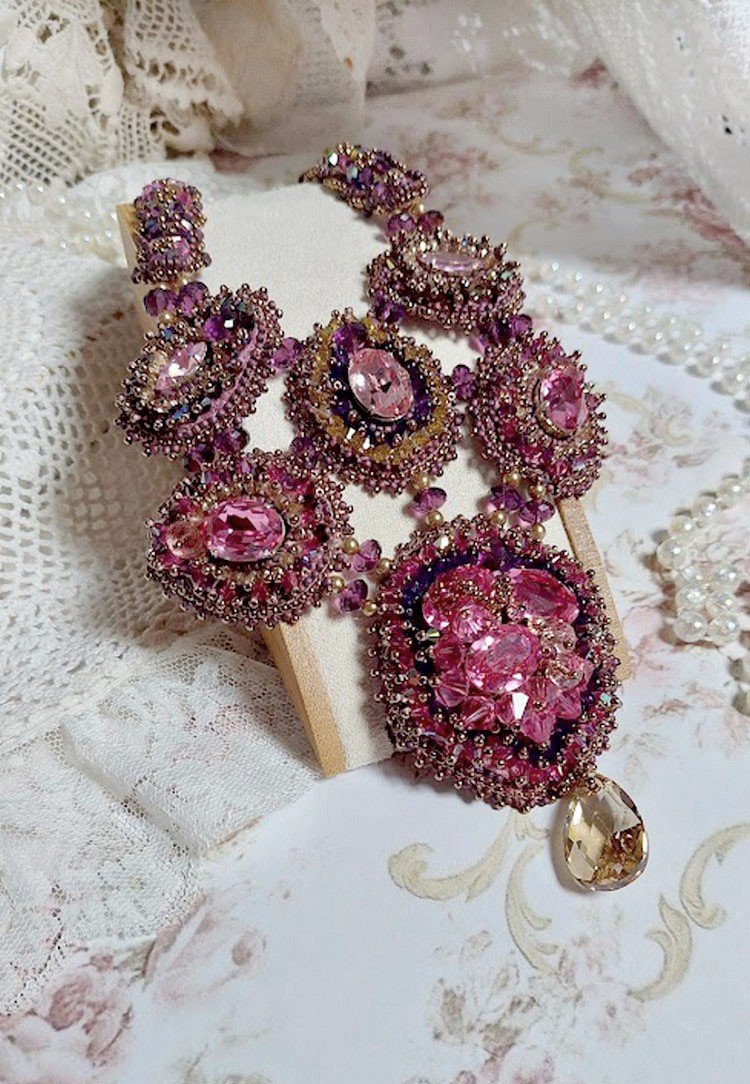 Majestic Crystal Haute-Couture halsband med cabochons, Swarovski Crystal bicones, glaspärlor och fröpärlor av hög kvalitet.