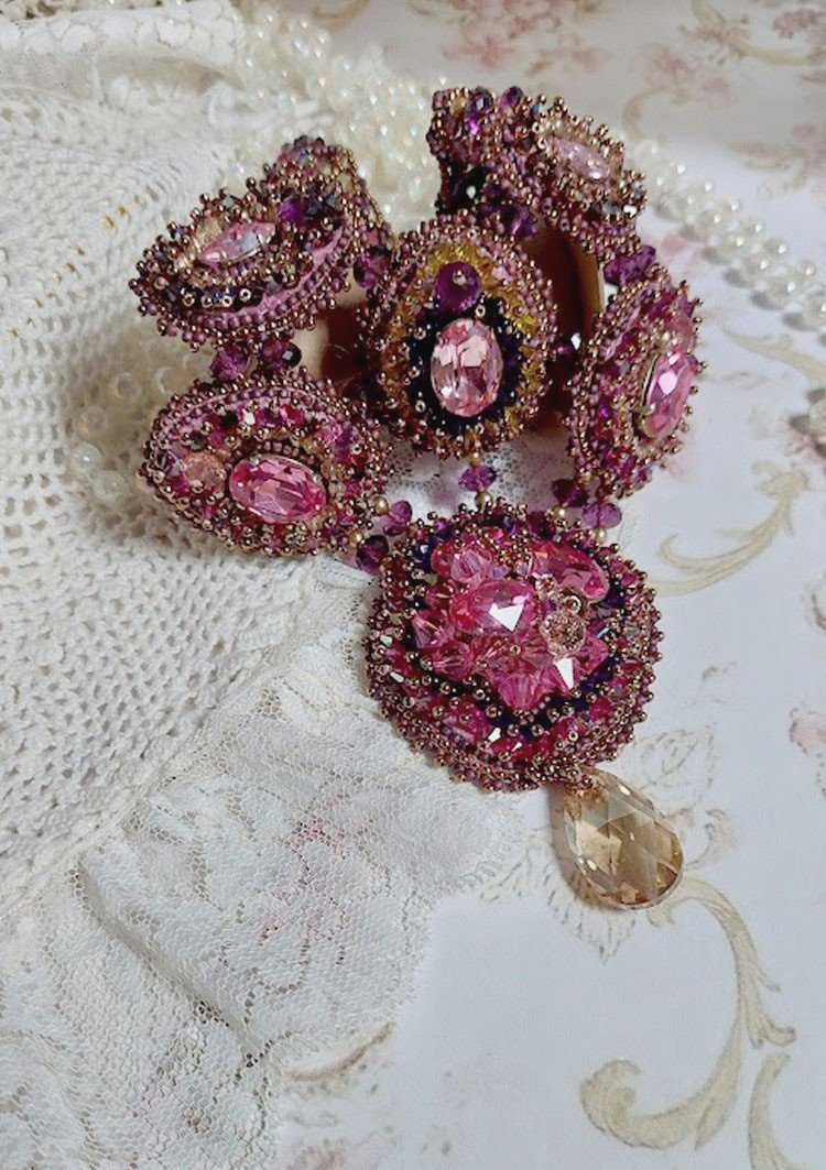 Majestic Crystal Haute-Couture halsband med cabochons, Swarovski Crystal bicones, glaspärlor och fröpärlor av hög kvalitet.