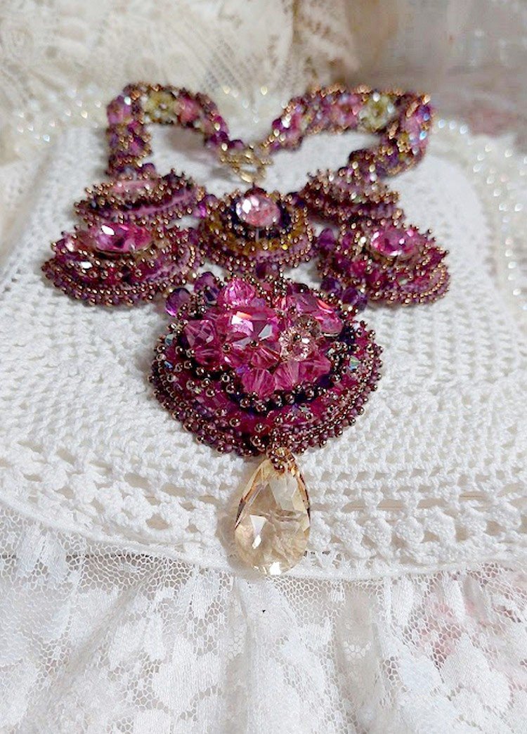 Majestic Crystal Haute-Couture halsband med cabochons, Swarovski Crystal bicones, glaspärlor och fröpärlor av hög kvalitet.