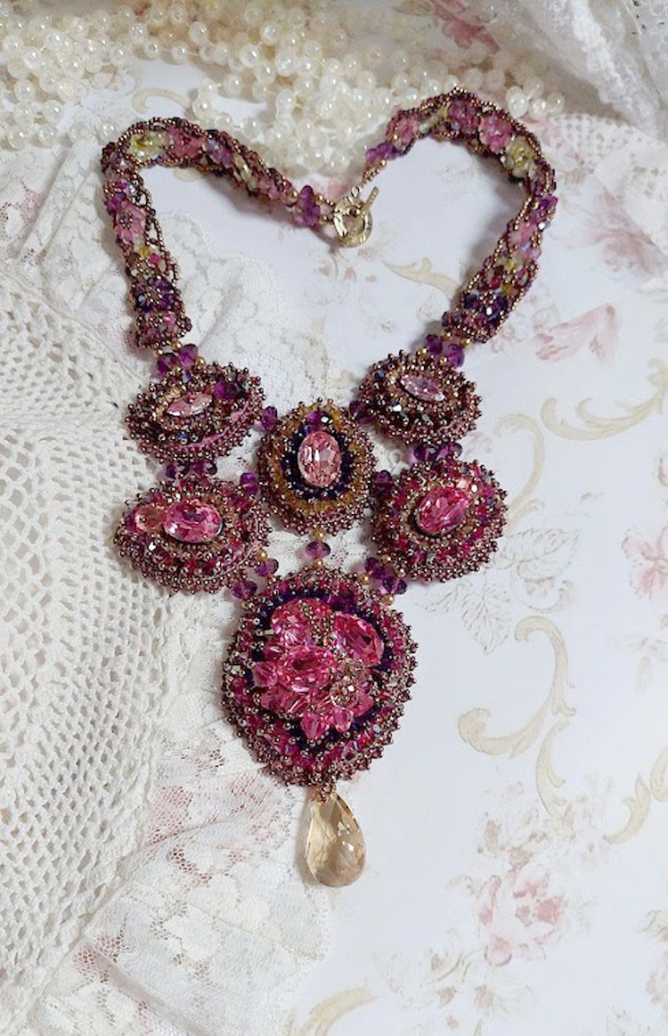 Majestic Crystal Haute-Couture halsband med cabochons, Swarovski Crystal bicones, glaspärlor och fröpärlor av hög kvalitet.