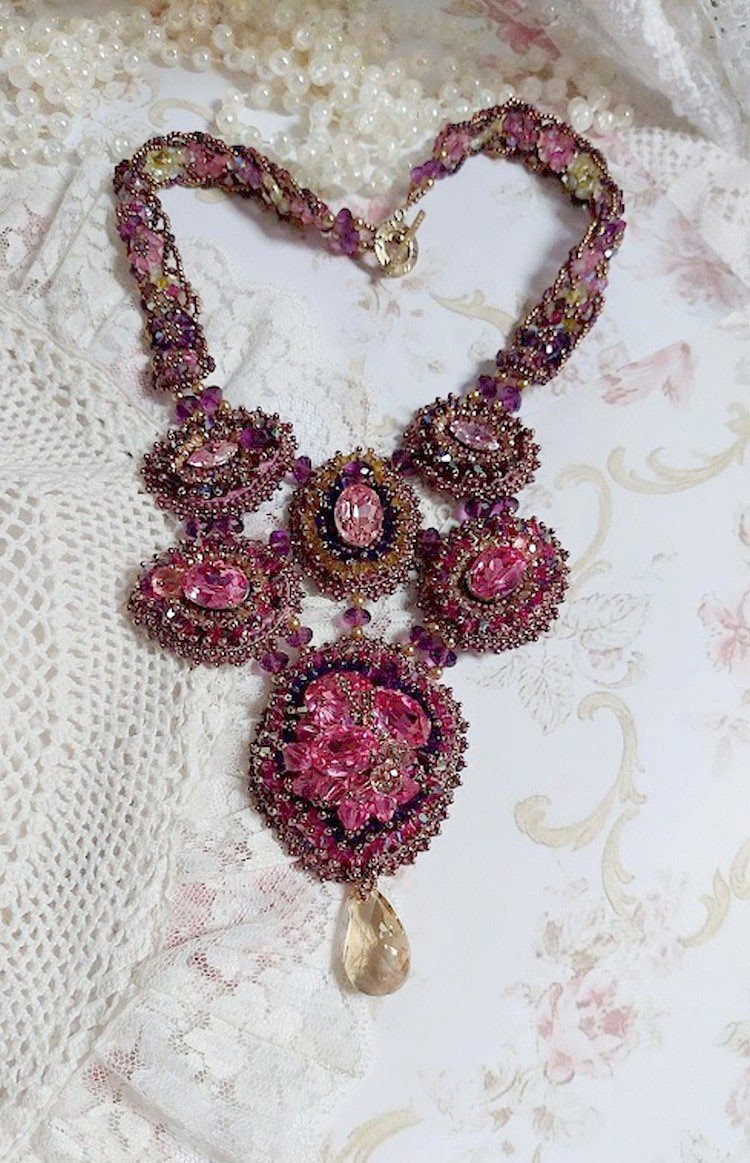 Majestic Crystal Haute-Couture halsband med cabochons, Swarovski Crystal bicones, glaspärlor och fröpärlor av hög kvalitet.