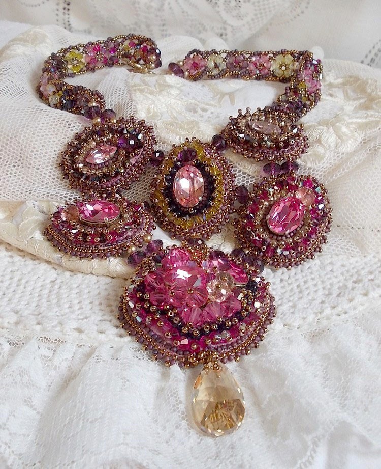 Majestic Crystal Haute-Couture halsband med cabochons, Swarovski Crystal bicones, glaspärlor och fröpärlor av hög kvalitet.