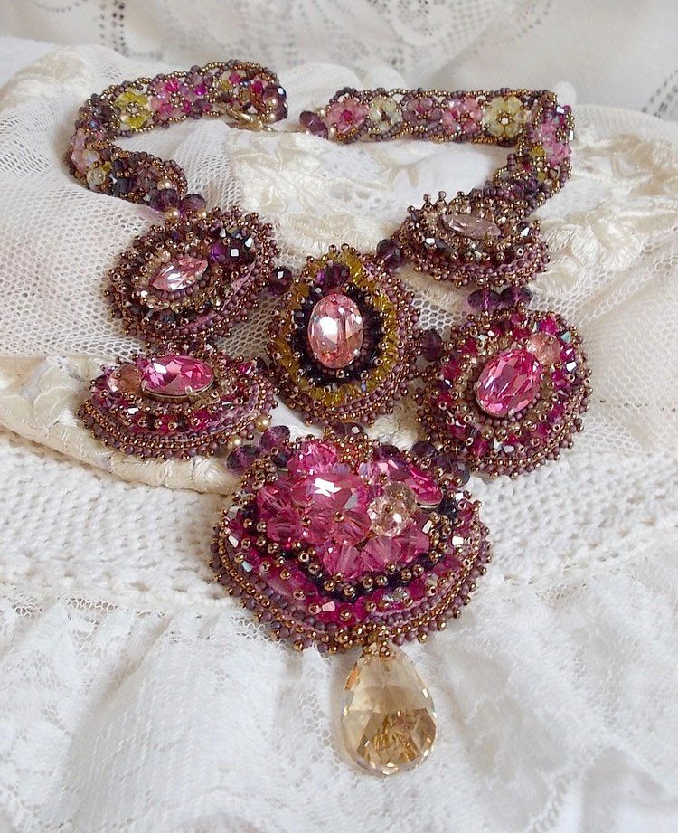 Majestic Crystal Haute-Couture halsband med cabochons, Swarovski Crystal bicones, glaspärlor och fröpärlor av hög kvalitet.