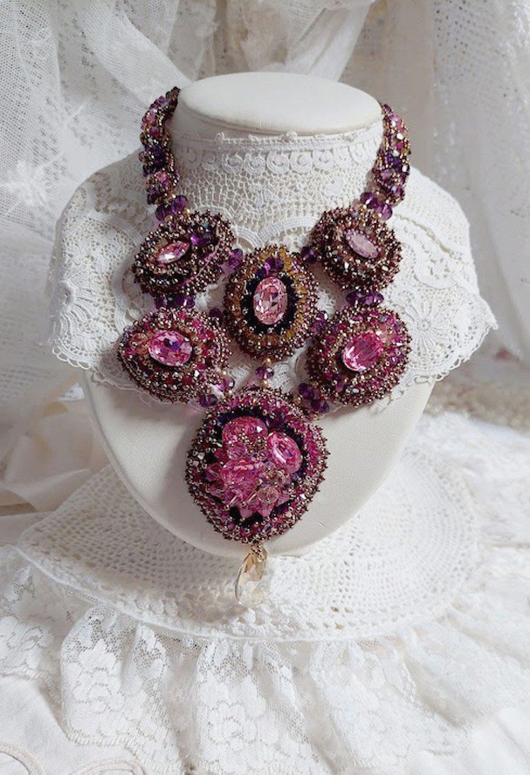 Majestic Crystal Haute-Couture halsband med cabochons, Swarovski Crystal bicones, glaspärlor och fröpärlor av hög kvalitet.