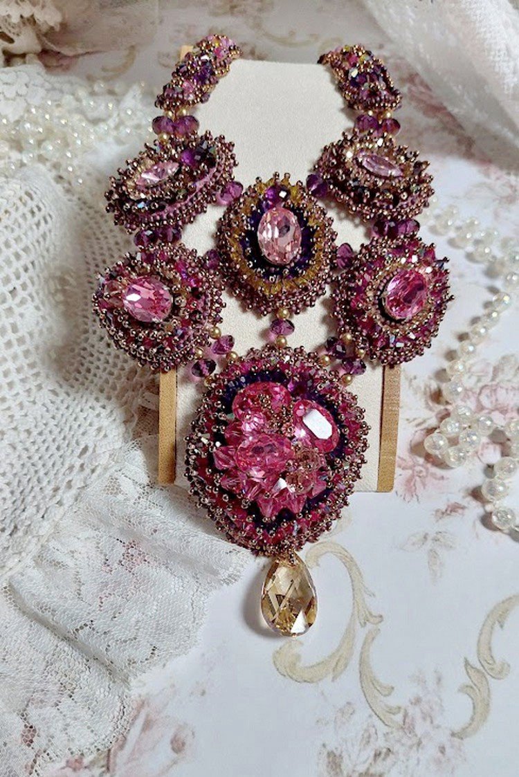 Majestic Crystal Haute-Couture halsband med cabochons, Swarovski Crystal bicones, glaspärlor och fröpärlor av hög kvalitet.
