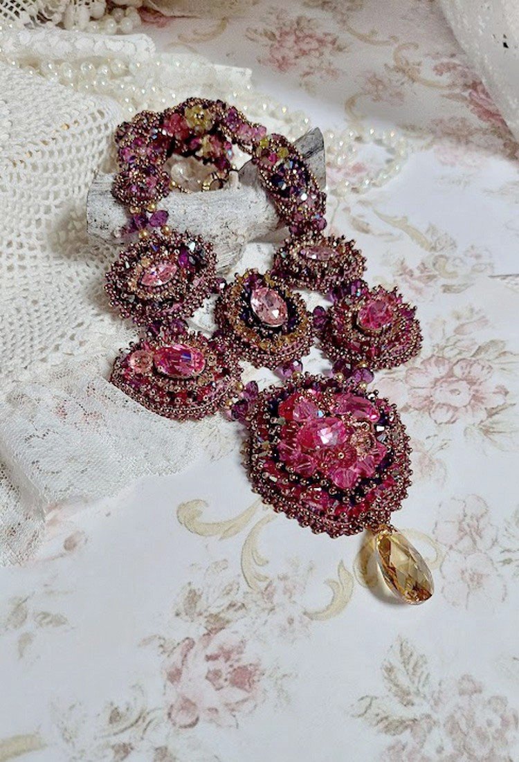 Majestic Crystal Haute-Couture halsband med cabochons, Swarovski Crystal bicones, glaspärlor och fröpärlor av hög kvalitet.