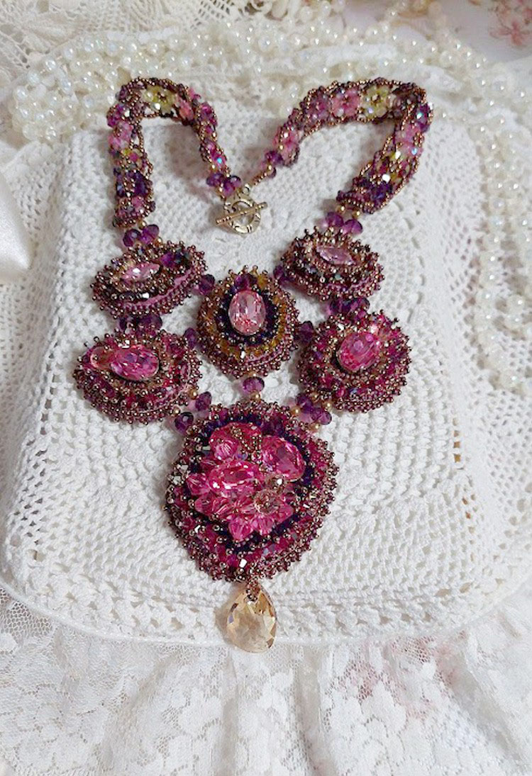 Majestic Crystal Haute-Couture halsband med cabochons, Swarovski Crystal bicones, glaspärlor och fröpärlor av hög kvalitet.