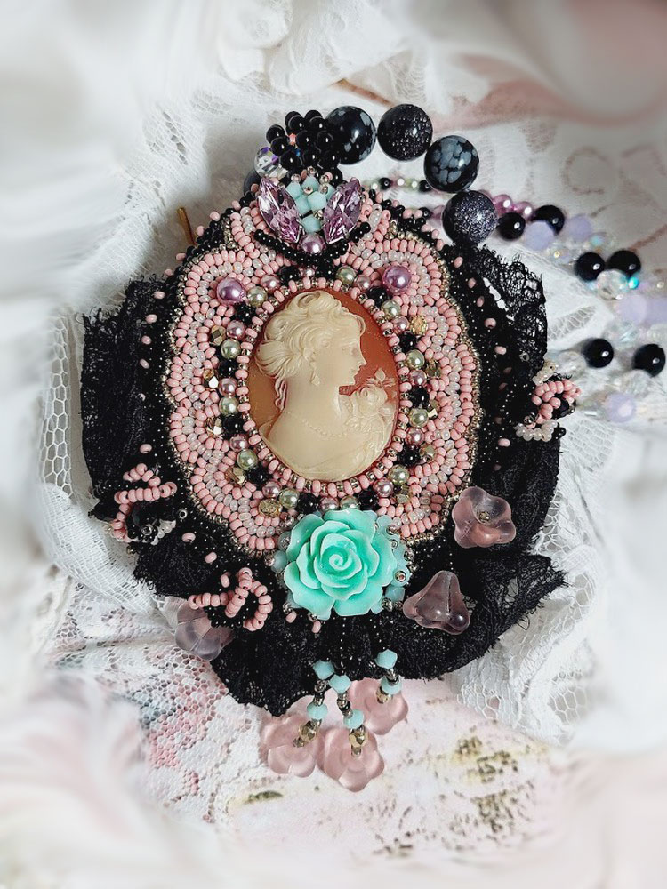 H&auml;ngande halsband Marquise broderad med p&auml;rlor, en mycket vacker spets, en &ouml;verd&aring;dig juvel 