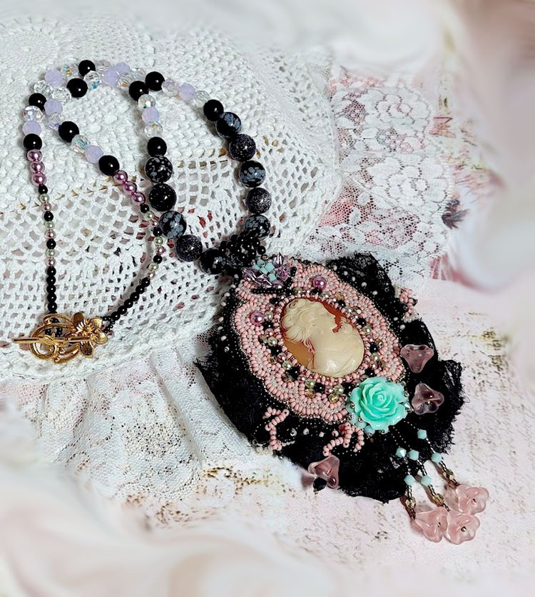 H&auml;ngande halsband Marquise broderad med p&auml;rlor, en mycket vacker spets, en &ouml;verd&aring;dig juvel 