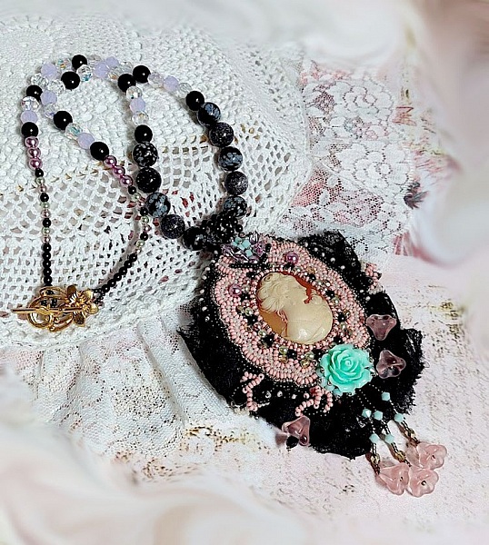 H&auml;ngande halsband Marquise broderad med p&auml;rlor, en mycket vacker spets, en &ouml;verd&aring;dig juvel 