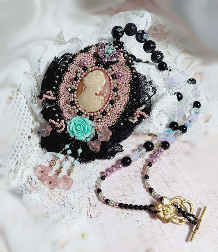 H&auml;ngande halsband Marquise broderad med p&auml;rlor, en mycket vacker spets, en &ouml;verd&aring;dig juvel 