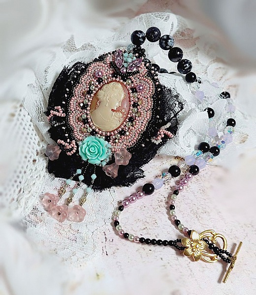 H&auml;ngande halsband Marquise broderad med p&auml;rlor, en mycket vacker spets, en &ouml;verd&aring;dig juvel 