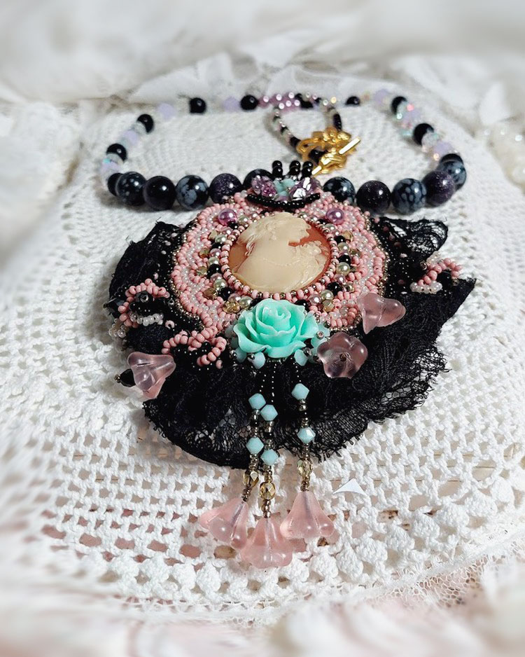 H&auml;ngande halsband Marquise broderad med p&auml;rlor, en mycket vacker spets, en &ouml;verd&aring;dig juvel 